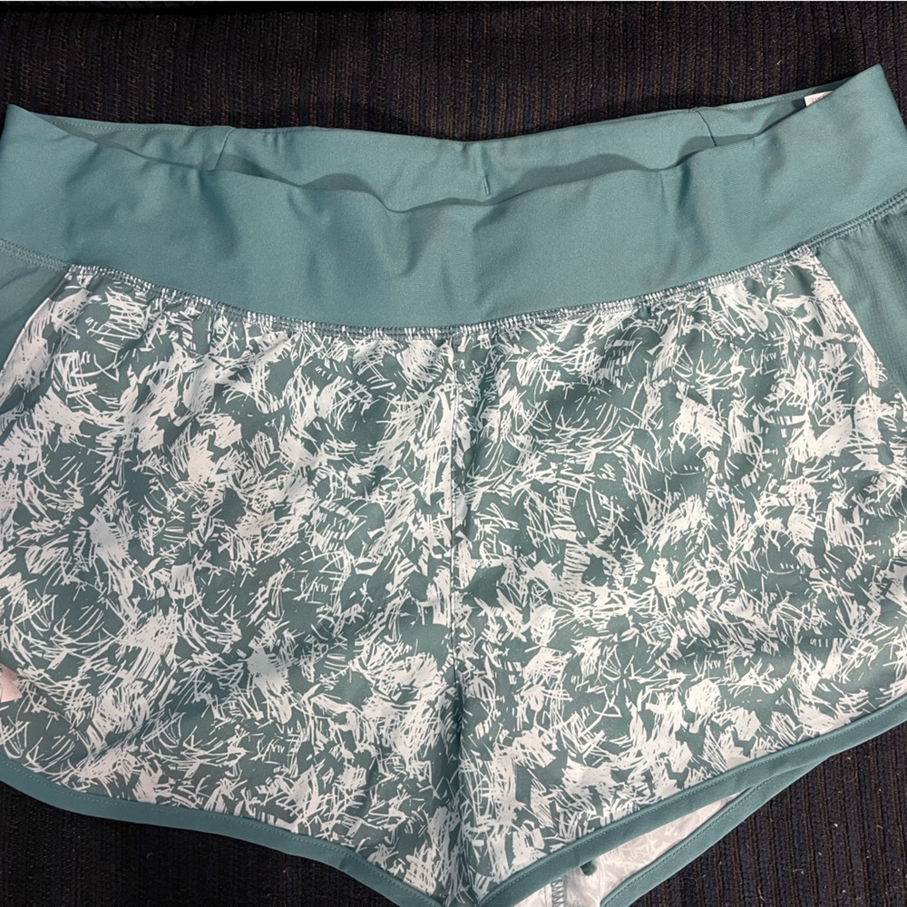 Women’s Under Armour Speedpocket Heat Gear shorts